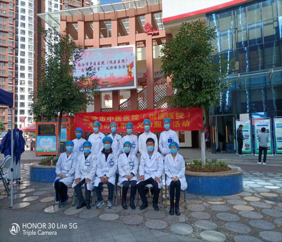 臨滄市中醫(yī)醫(yī)院深入社區(qū)開展“我為群眾辦實事、民族團結(jié)緊相擁”